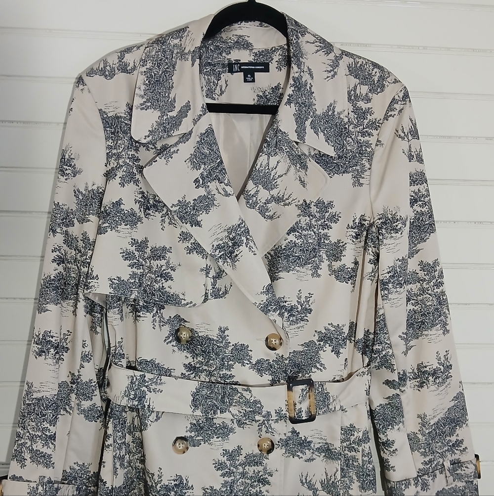 Classic Double-Breasted Trench Coat in Cream and Black Toile Print - Picture 2 of 12